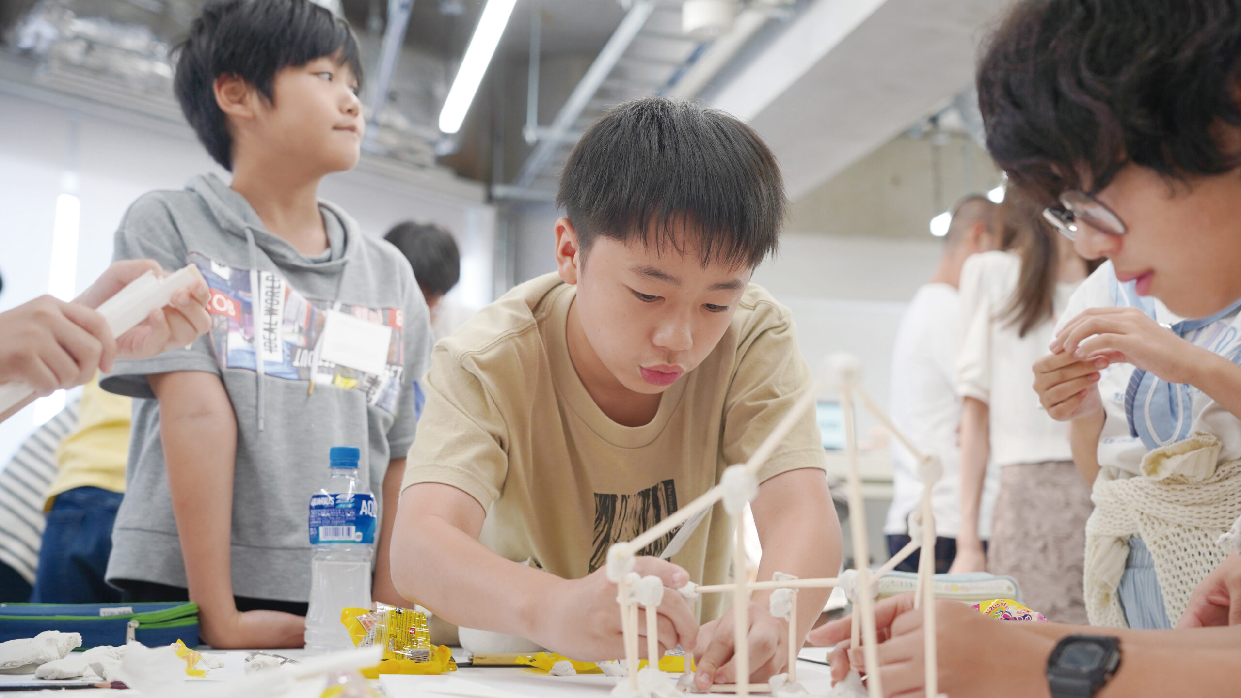 こども建築塾で連携して模型をつくる子どもたち